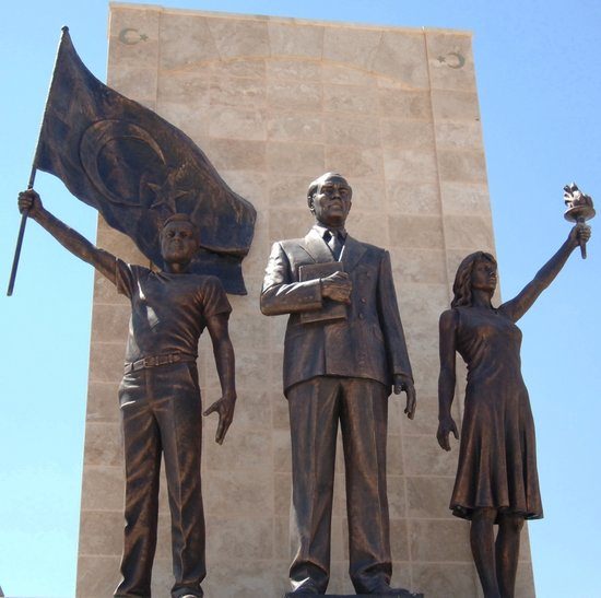 CHP'li Belediye Başkanı'ndan bir skandal daha! Atatürk heykelinin yanına kendi heykelini yaptırmış...