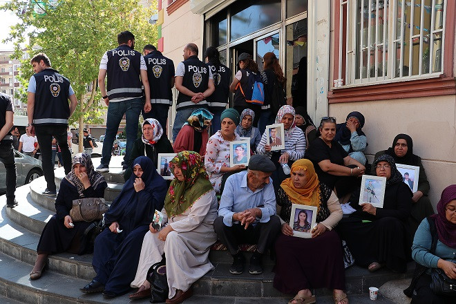 HDP önündeki tarihi eylem güç geçtikçe büyüyor: 9 günde 23 aile katıldı