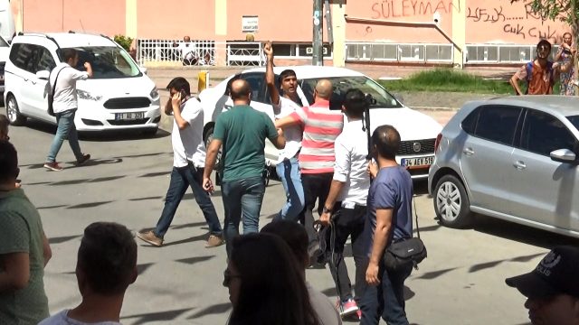 HDP İl binası önünde gerginlik! Vatan Partililer ve HDP'liler arasında kavga çıktı...