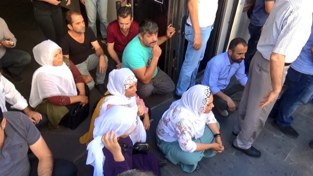 HDP İl binası önünde gerginlik! Vatan Partililer ve HDP'liler arasında kavga çıktı...