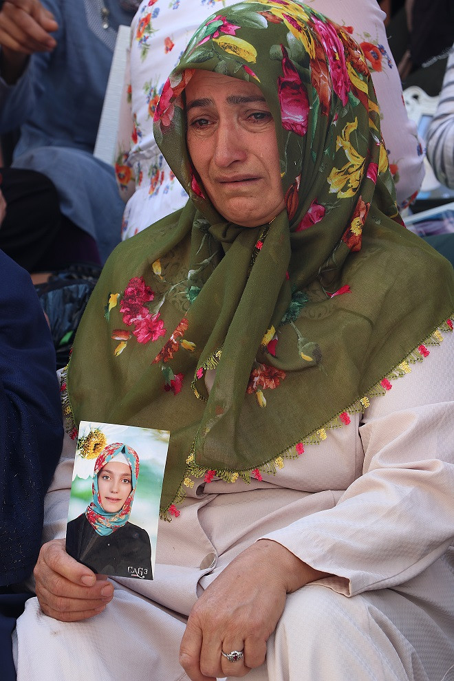 HDP önündeki tarihi eylem güç geçtikçe büyüyor: 9 günde 23 aile katıldı