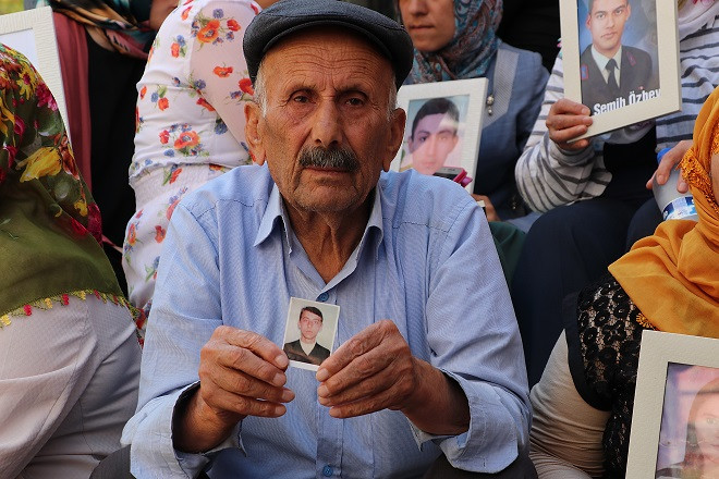 HDP önündeki tarihi eylem güç geçtikçe büyüyor: 9 günde 23 aile katıldı