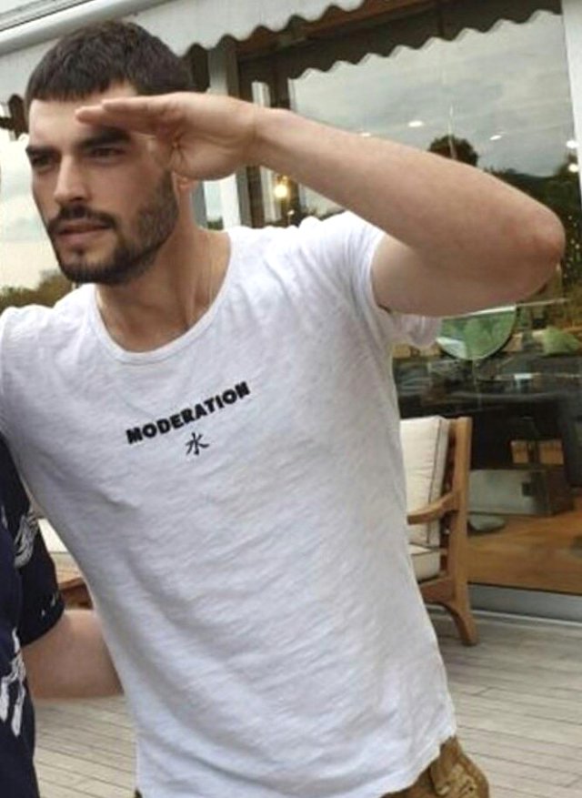 Akın Akınözü, bedelli askerlik için birliğine teslim oldu