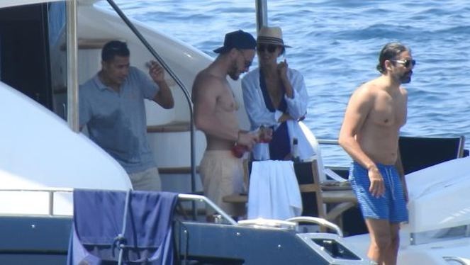 Kerem Bursin pina midyesi bulmak için dalış yaptı