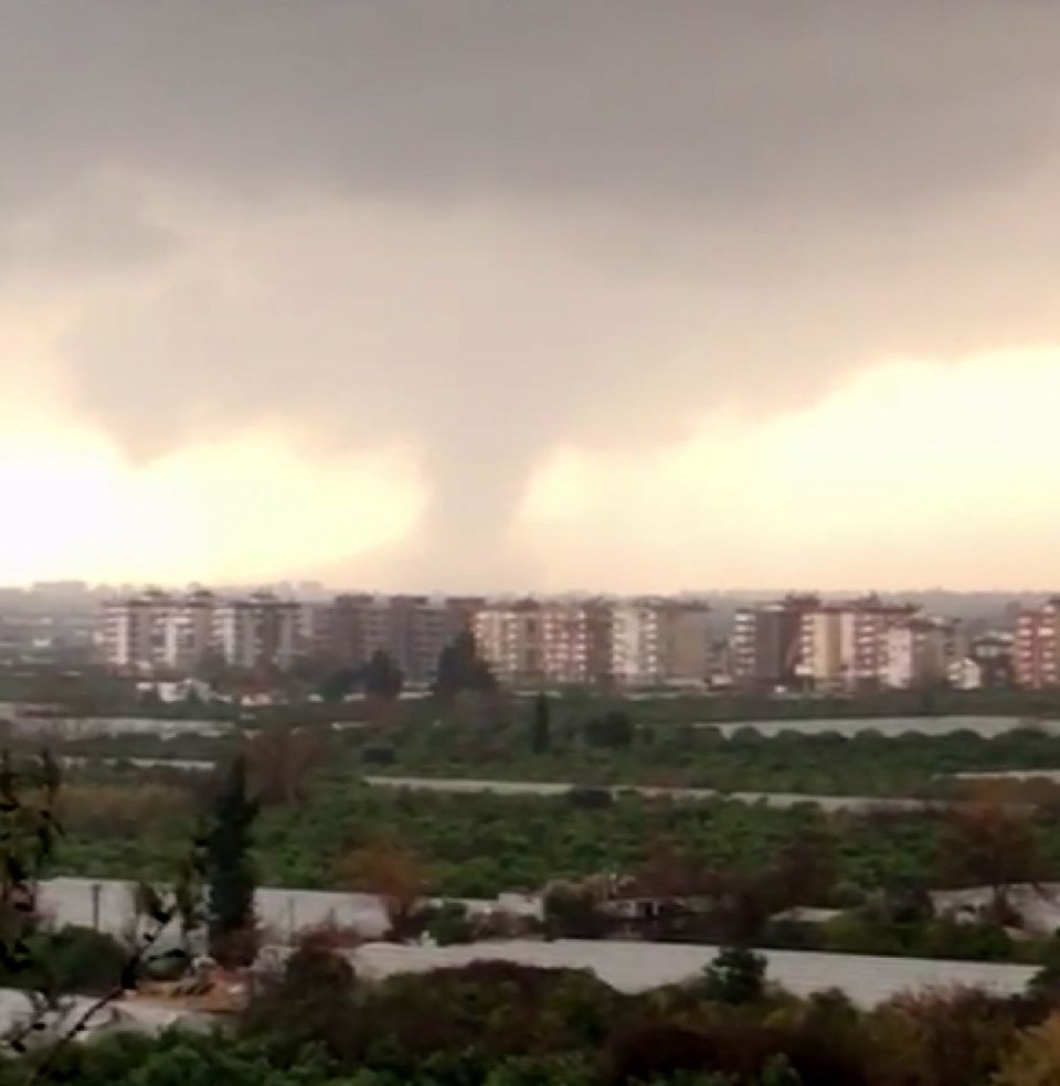 Antalya'da akıl almaz hortum! Bir çocuk hayatını kaybetti