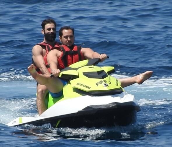 Kerem Bursin pina midyesi bulmak için dalış yaptı