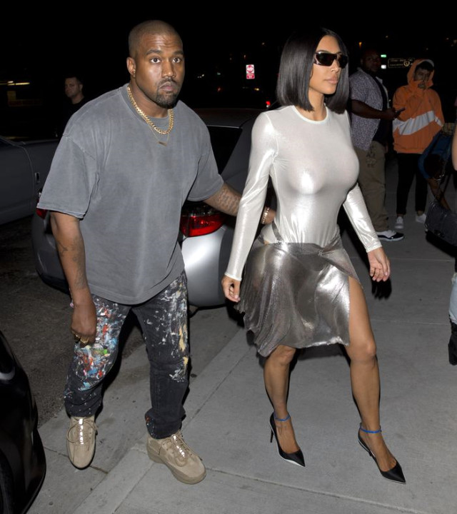 İç çamaşırsız kıyafet giyen Kardashian flaş kurbanı oldu