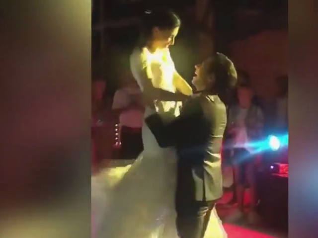 İdil Fırat ve Mert Fırat evlendi! İşte düğünden ilk kareler ve çiftin olay yaratacak dansı