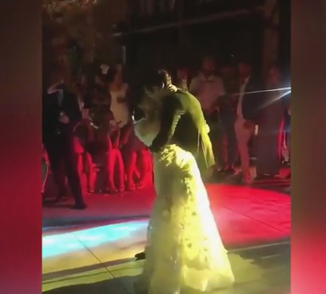 İdil Fırat ve Mert Fırat evlendi! İşte düğünden ilk kareler ve çiftin olay yaratacak dansı