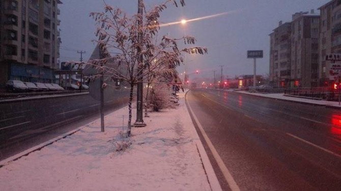 Sungurlu ilçe merkezine ilk kar yağdı