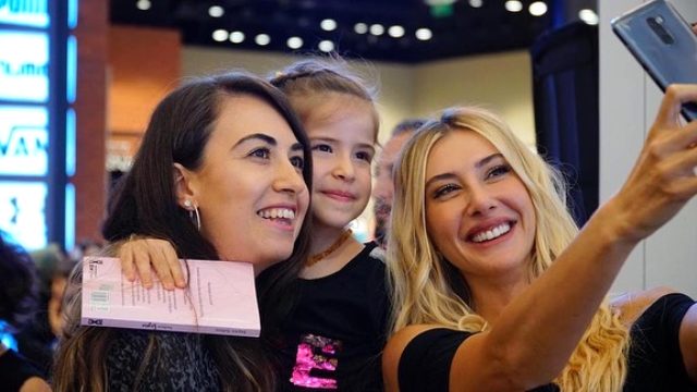 İmza günü düzenleyen Şeyma Subaşı duygularını sosyal medyada dile getirdi