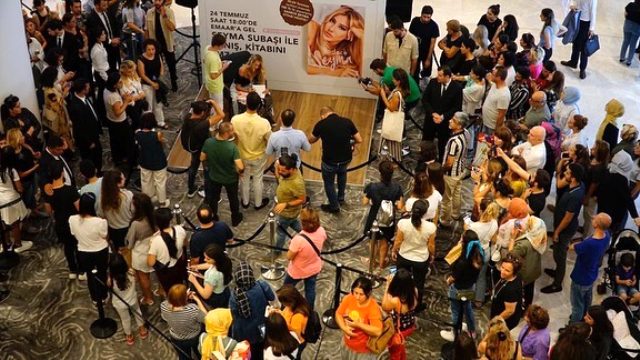 İmza günü düzenleyen Şeyma Subaşı duygularını sosyal medyada dile getirdi