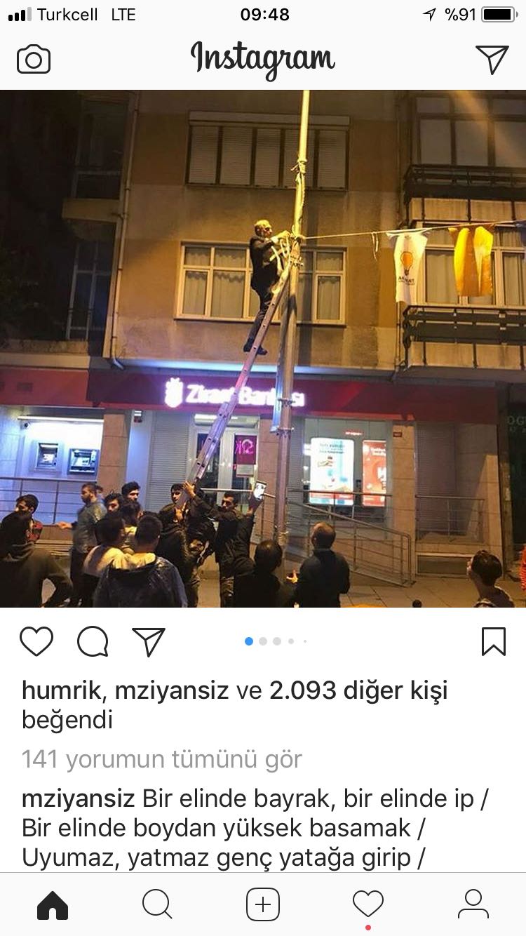 Küsmedi "yola devam" dedi, direğe çıkarak bayrak astı