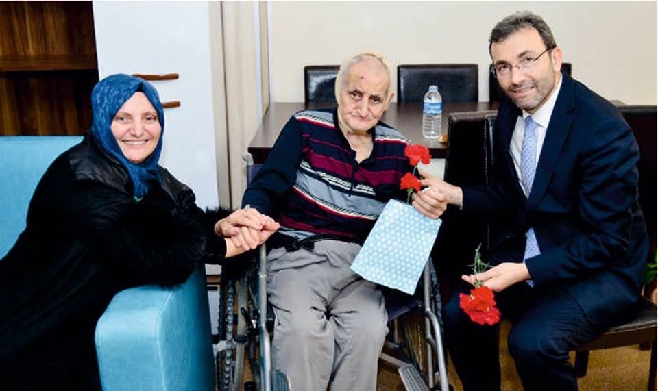 Ahmet Cin huzur evini ziyaret ederek yaşlıların dualarını aldı