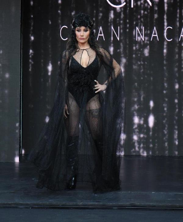 İrem Derici mankenlik yaptı