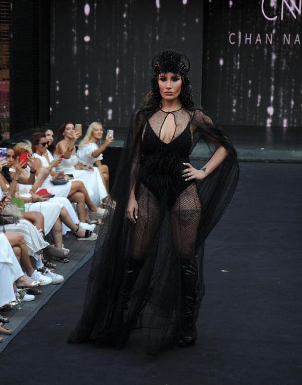 İrem Derici mankenlik yaptı