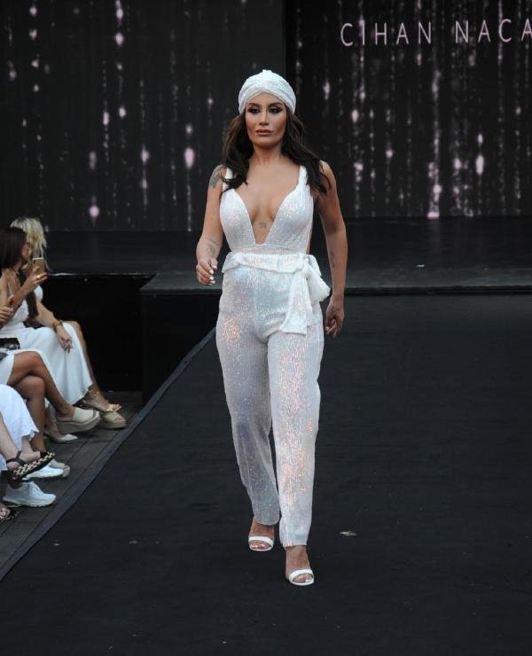 İrem Derici mankenlik yaptı