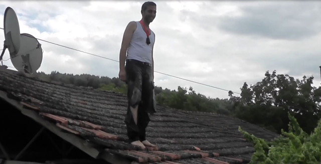 Düğün günü yapılan işkencelere dayanamayan damat çatıya çıktı!