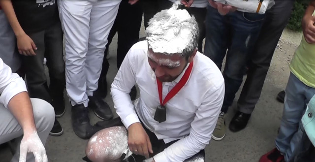 Düğün günü yapılan işkencelere dayanamayan damat çatıya çıktı!