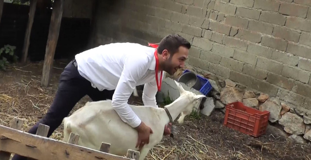 Düğün günü yapılan işkencelere dayanamayan damat çatıya çıktı!