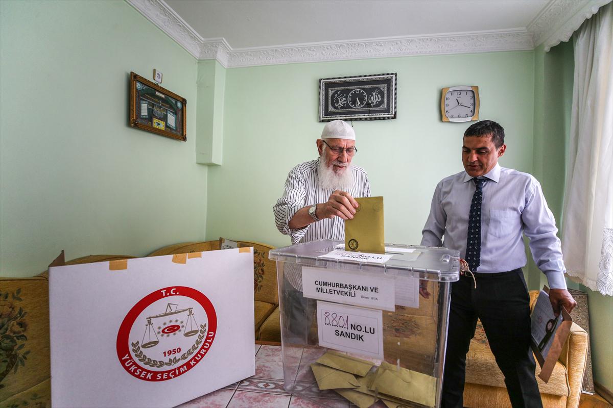 Seçimde engel tanımadılar! İşte seyyar sandıkla oy kullanan vatandaşlar