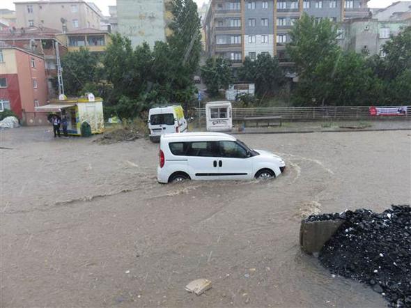 İstanbul'da yollar göl oldu 15 dakikada inanılmaz bir hal aldı!