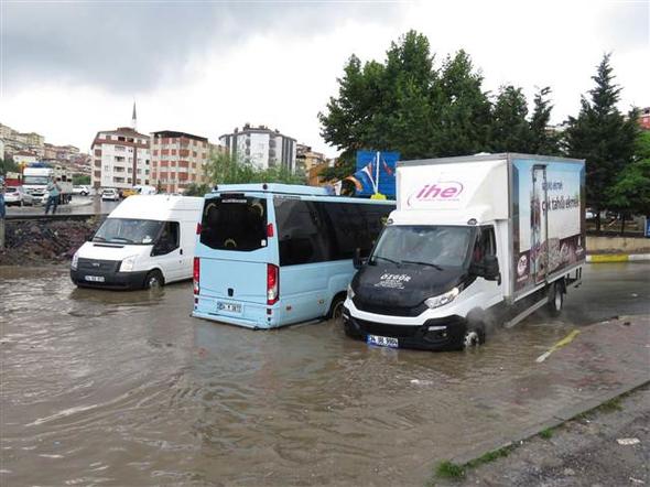 İstanbul'da yollar göl oldu 15 dakikada inanılmaz bir hal aldı!670