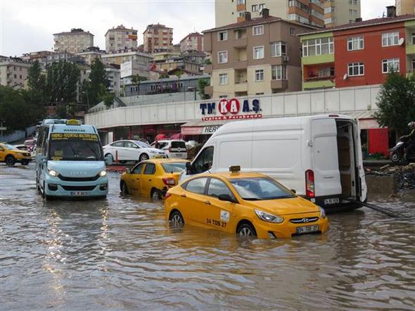 İstanbul'da yollar göl oldu 15 dakikada inanılmaz bir hal aldı!