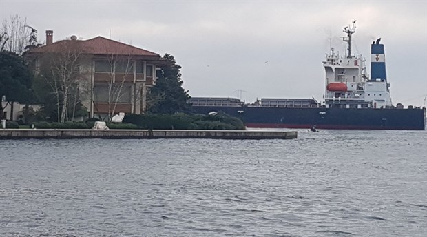 İstanbul Boğazı'nda Dümeni Kilitlenen Gemi Yalıya Çarptı
