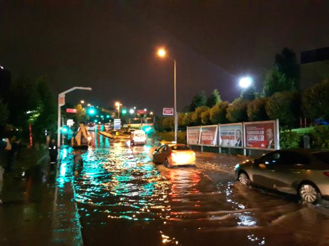 İstanbul'da sağanak yağış! Araçlar yollarda kaldı