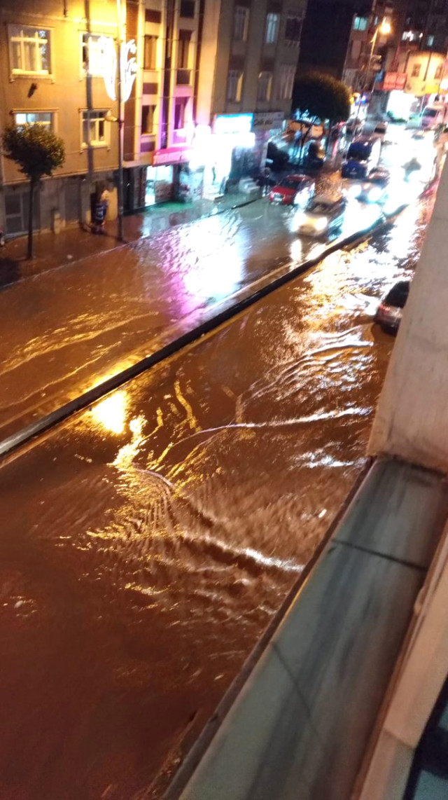 İstanbul'da sağanak yağış! Araçlar yollarda kaldı