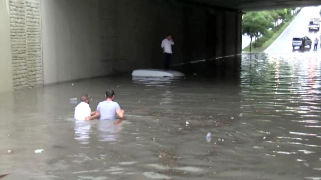 İstanbul'da şiddetli yağış hayatı felç etti- Boğaz çamura bulandı!