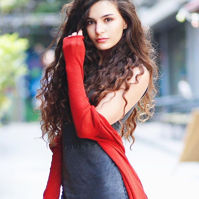 Ebru Şahin kimdir, aslen nereli kaç yaşındadır? Tolga Sarıtaş ile sevgili mi?