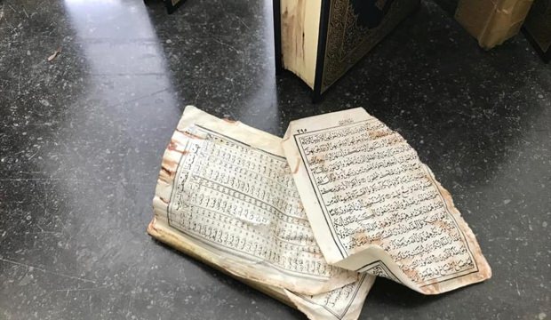 Mescittteki Kuran-ı Kerim'lerin sayfalarını yırttılar