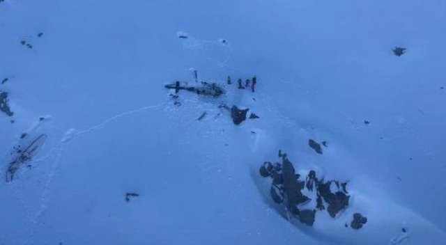 Helikopter ve uçak havada çarpıştı