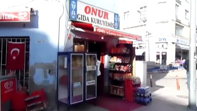 Üniversite Öğrencisi Gençler, İzinsiz Aldıkları Ekmeklerin Parasını Bırakıp Helallik İstedi