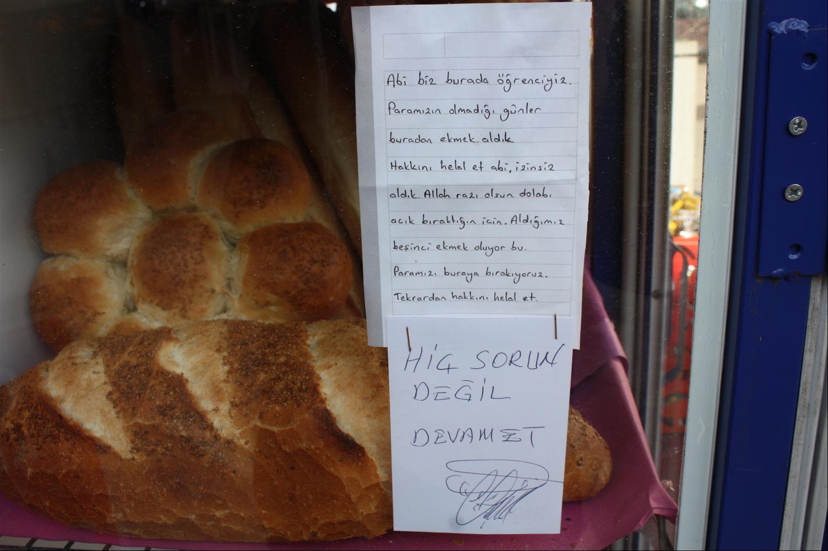 Üniversite Öğrencisi Gençler, İzinsiz Aldıkları Ekmeklerin Parasını Bırakıp Helallik İstedi