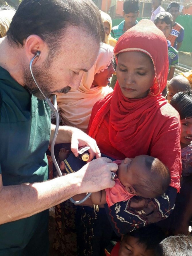 Belediye başkanı doktor kıyafetini giydi, kamplarda çocukları tedavi etti
