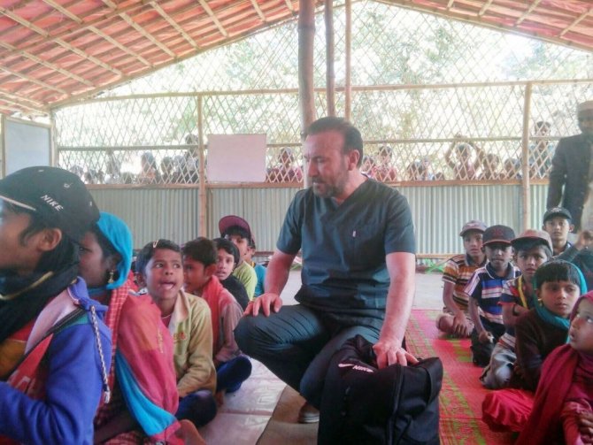 Belediye başkanı doktor kıyafetini giydi, kamplarda çocukları tedavi etti