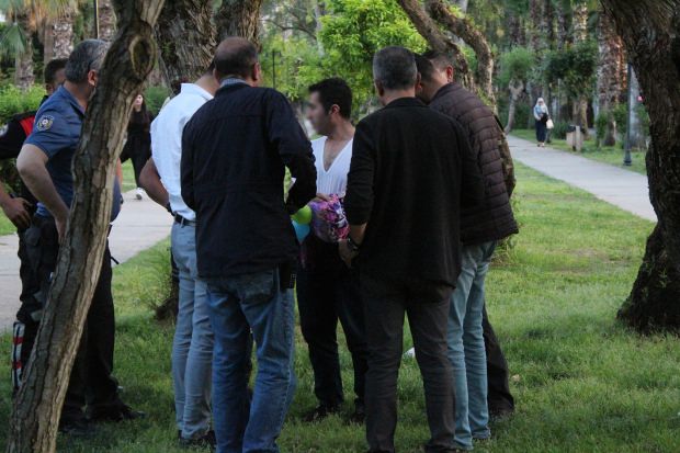 Kadın kılığına girip üvey kızını takip etti