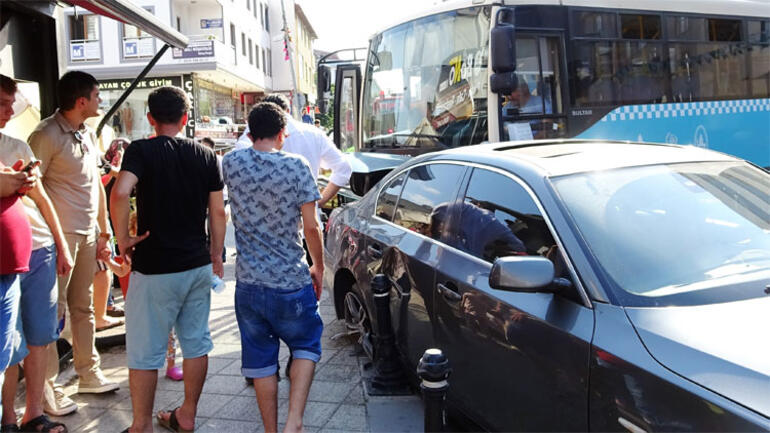 Feci kaza! Hafriyat kamyonu, halk otobüsüne çarptı