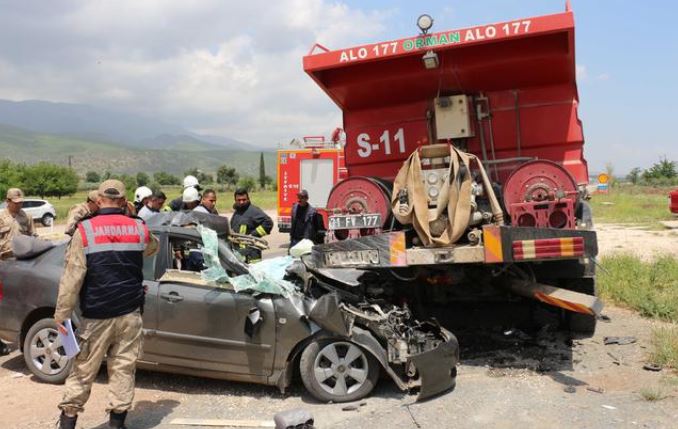 Baba ve oğlu feci şekilde hayatını kaybetti