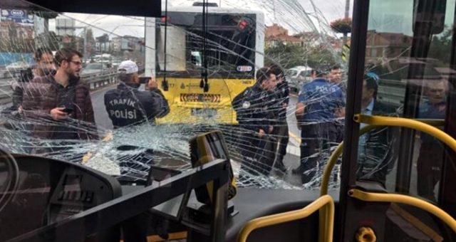 İki metrobüs durakta çarpıştı: 10 kişi yaralandı...
