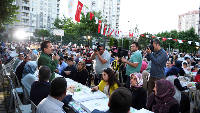 Tuzla'da 5 bin kişilik iftar düzenlendi