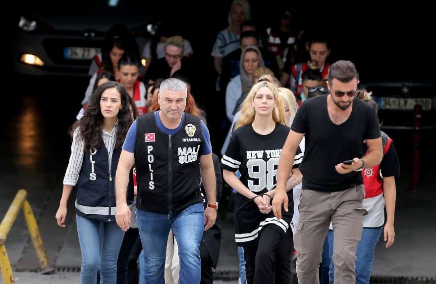 Adnan Oktar ve kedicikleri adliyeye sevk edildi