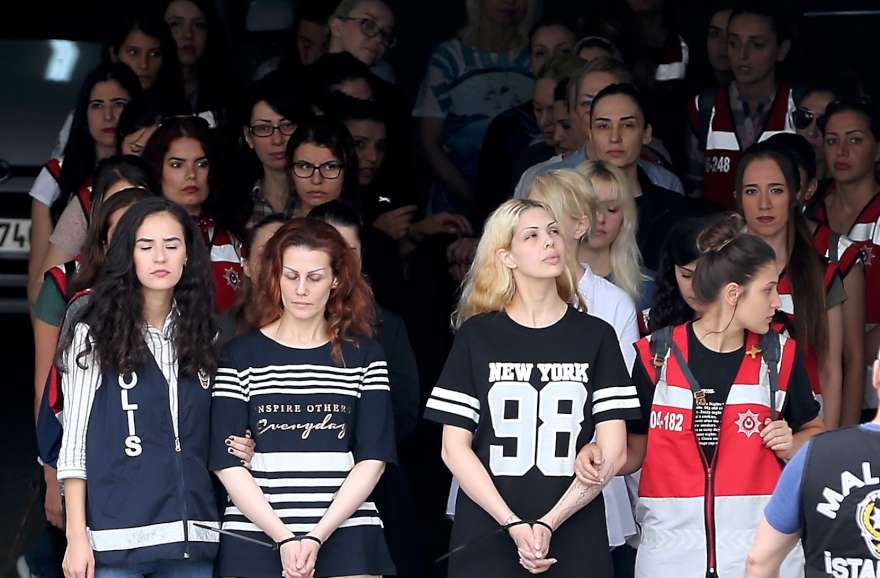 Adnan Oktar ve kedicikleri adliyeye sevk edildi