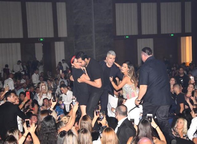 Özcan Deniz konserde zor anlar yaşadı
