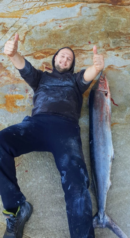 İzmir'de balık acına çıkan vatandaş oltayla 21 kiloluk dev kılıç balığı tuttu