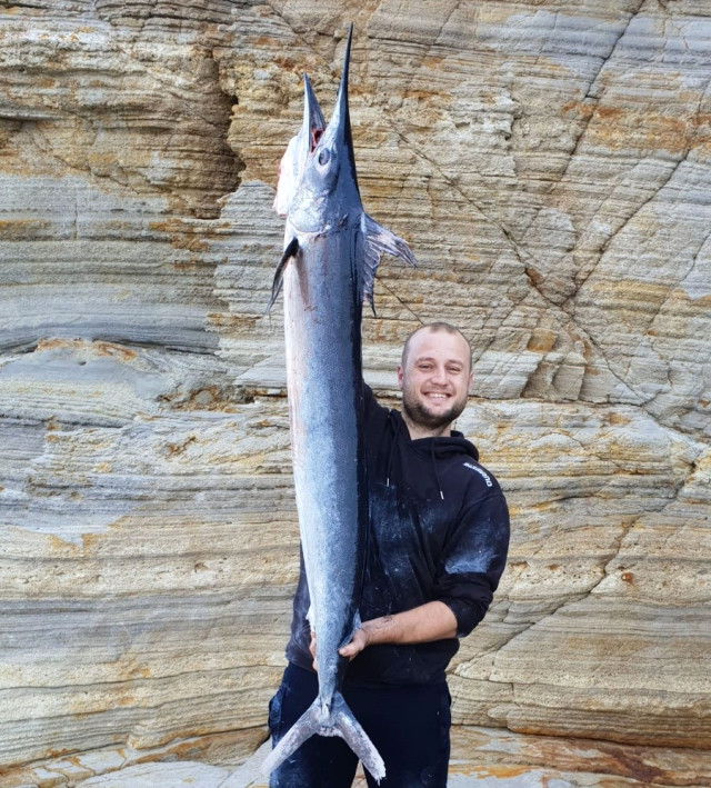 İzmir'de balık acına çıkan vatandaş oltayla 21 kiloluk dev kılıç balığı tuttu