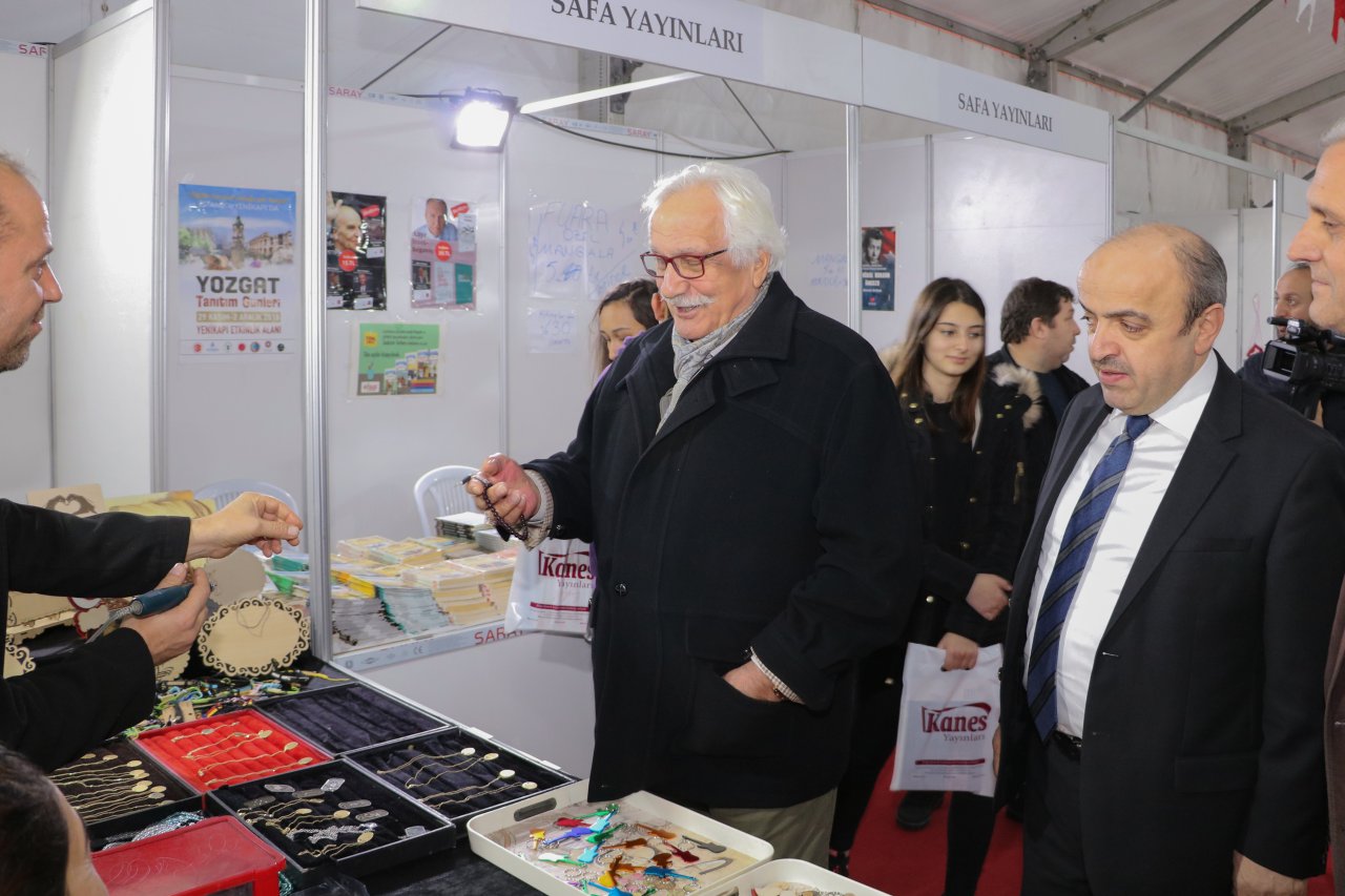 Çekmeköy Belediyesi kitap fuarı ve imza günleri devam ediyor